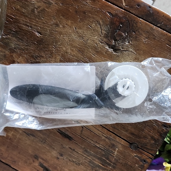 The Pampered Chef Pastry Cutter - Picture 6 of 6